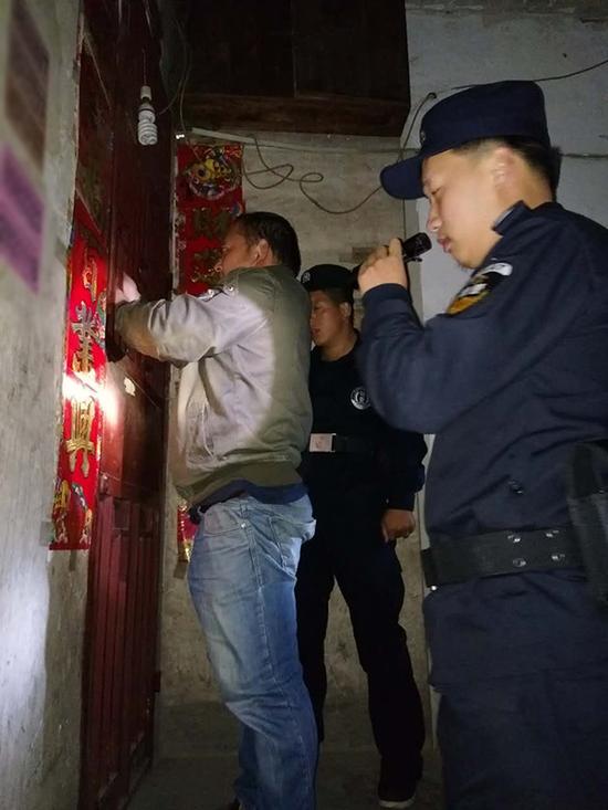 阿拉善盟粗心妈妈误将幼女锁家中 民警全城寻开锁师傅开门